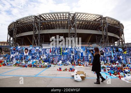 NAPOLI, ITALIEN - 1. DEZEMBER 2020 - die Hommage an die Fans von Diego Armando Maradona vor dem San Paolo Stadion in Neapel, Italien Stockfoto