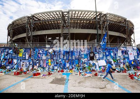 NAPOLI, ITALIEN - 1. DEZEMBER 2020 - die Hommage an die Fans von Diego Armando Maradona vor dem San Paolo Stadion in Neapel, Italien Stockfoto