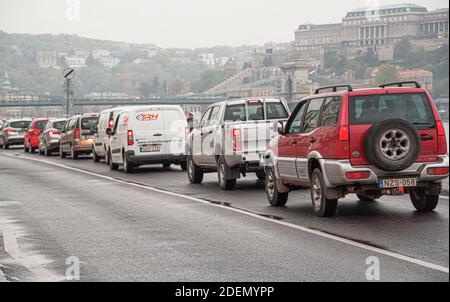 Stau auf einer Straße im Herbst in Budapest, Ungarn Stockfoto