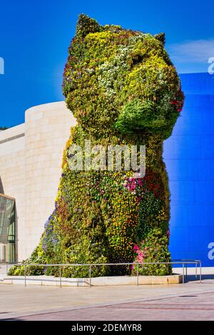 BILBAO, SPANIEN - 03. Jun 2012: Bilbao, Spanien, 2012. Mai: Blumenbedeckter Hund Welpe bewacht das Guggenheim Museum in Bilbao in Spanien. Design von Jeff Koon Stockfoto