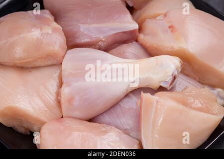Nahaufnahme von Roh Hähnchen zartes Curry geschnitten ohne Haut angeordnet Auf schwarzer Platte auf Stein strukturiert oder Graphitfarbe Hintergrund Stockfoto
