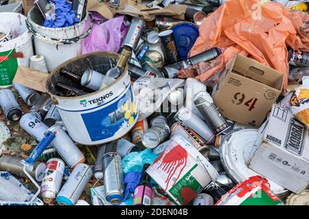 Sprühdosen in einem Abfallbehälter leeren Stockfoto