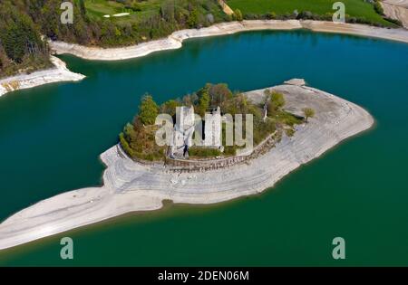 Ruinen der Festung Pont-en-Ogoz auf der Insel Ogoz, Ile d’Ogoz, Greyerzersee, Kanton Freiburg, Schweiz / Ruinen der Festung Pont-en-Ogoz auf Ogoz Stockfoto