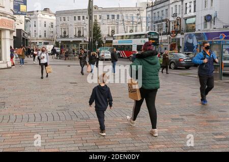 Cork, Irland. Dezember 2020. Shopper Flood to City als Einschränkungen beginnen zu lockern, Cork City. Als sich die Beschränkungen heute im Vorfeld der Weihnachtszeit zu lockern begannen, öffneten viele Geschäfte und Einzelhändler ihre Türen. Das sah, wie die Käufer in die Innenstadt flossen, um die Atmosphäre zu genießen und ihre lang erwartete Shopping-Lösung zu bekommen. Viele schlangen vor den Geschäften und Cafés in der Wintersonne. Kredit: Damian Coleman/Alamy Live Nachrichten Stockfoto