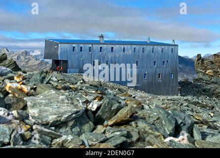 Berghütte Cabane de Tracuit, Zinal, Val d’Anniviers, Wallis, Schweiz / Berghütte Cabane de Tracuit, Zinal, Val d’Anniviers, Wallis, Schweiz Stockfoto