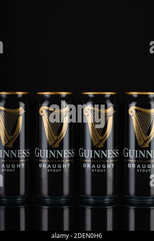 Prag, Tschechische Republik - 12. November,2020:Guinness-Dosen auf schwarzem Hintergrund.Guinness Ist ein dunkler irischer Trockenstout, der aus dem stammt Brauerei von Ar Stockfoto