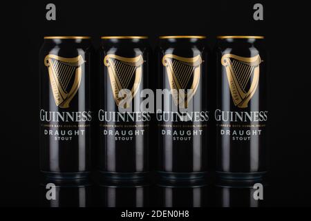 Prag, Tschechische Republik - 12. November,2020:Guinness-Dosen auf schwarzem Hintergrund.Guinness Ist ein dunkler irischer Trockenstout, der aus dem stammt Brauerei von Ar Stockfoto