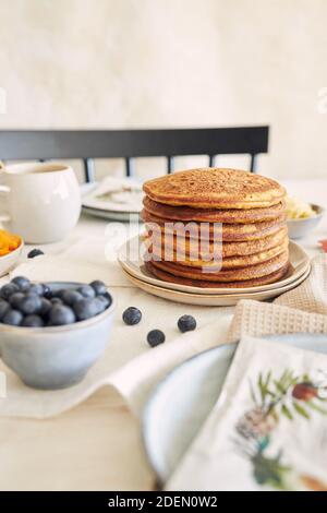 Eine Nahaufnahme der frisch zubereiteten leckeren Kürbispfannkuchen Ein Teller zum Frühstück Stockfoto