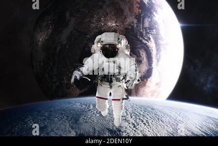 Astronaut im Weltraum in planetarischer Umlaufbahn. Bewohnter Planet im tiefen Raum Stockfoto