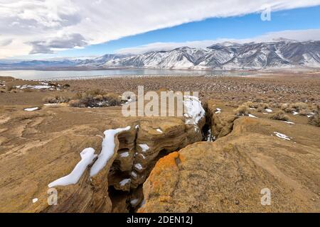 LEE VINING, CALIFORNIA, USA - Nov 14, 2020: Die Risse am Black Point am Mono Lake präsentieren eine einzigartige Slot Canyon Umgebung in Kalifornien. Stockfoto