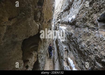 LEE VINING, CALIFORNIA, USA - Nov 14, 2020: Ein Wanderer wird von Canyon-Wänden in der Black Point Sprünge in der Nähe von Mono Lake in den Schatten gestellt. Stockfoto