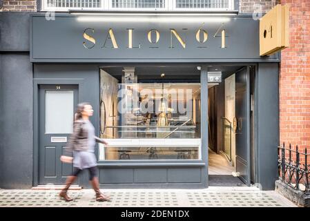 Storefront. Salon 64, London, Großbritannien. Architekt: Jak Studio, 2020. Stockfoto