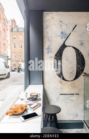 Frühstück/Relax Ecke mit Blick auf die Straße. Salon 64, London, Großbritannien. Architekt: Jak Studio, 2020. Stockfoto