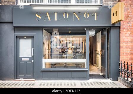 Storefront. Salon 64, London, Großbritannien. Architekt: Jak Studio, 2020. Stockfoto