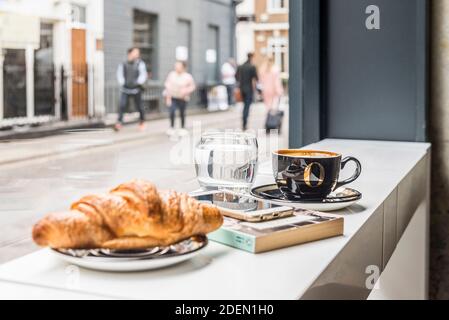 Frühstück/Relax Ecke mit Blick auf die Straße. Salon 64, London, Großbritannien. Architekt: Jak Studio, 2020. Stockfoto