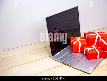 Online-Shopping und Kreditkarte am Tisch im Büro. Winterurlaub Stockfoto