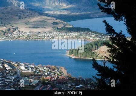 Abendansicht von Queenstown und Lake Wakatipu, von der Skyline Gondel, Ben Lomond Stockfoto