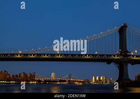 Luftaufnahme Stil New York City schön mit Manhattan Brücke Von der Skyline von Manhattan bei Nacht gesehen Stockfoto