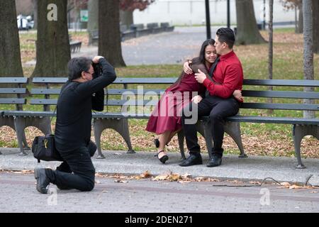 Ein junges Paar gönnen sich eine Fotosession, um ihre Verlobung zu feiern. In Flushing Meadows Park, Queens, New York City. Stockfoto