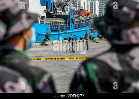 Manila, Philippinen. Dezember 2020. Ein Mitglied der Sprengstoffdeponie der philippinischen Küstenwache (PCG) nimmt am 1. Dezember 2020 an einer Mole in Manila, Philippinen, an einer Bombendrohung und einer Geiselnahme Teil. Die PCG, die Philippine National Police (PNP) und die Philippine Ports Authority (PPA) führten die Übung, um ihre Fähigkeiten bei der Gewährleistung der Sicherheit der Seehäfen vor allem in der kommenden Ferienzeit zu zeigen. Quelle: Rouelle Umali/Xinhua/Alamy Live News Stockfoto