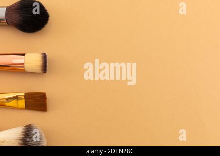 High-Angle-Ansicht der Auswahl der Make-up-Pinsel auf gelb Hintergrund Stockfoto