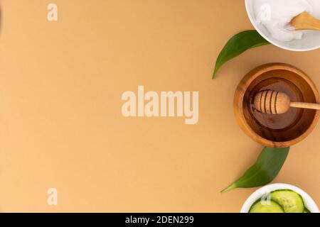 Schüsseln mit Joghurt, Gurke und Dressing auf gelbem Hintergrund Stockfoto