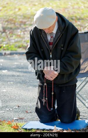 Ein frommer römisch-katholischer Mann betet im Vatikan-Pavillon im Flushing Meadows Park, wo Maria und Jesus Veronica Lueken erschienen. In NYC. Stockfoto