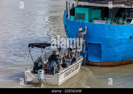 Manila, Philippinen. Dezember 2020. Mitglieder der philippinischen Küstenwache (PCG) nehmen am 1. Dezember 2020 an einer Bombendrohung und einer Geiselnahme-Reaktionsfähigkeit an einem Pier in Manila, Philippinen, Teil. Die PCG, die Philippine National Police (PNP) und die Philippine Ports Authority (PPA) führten die Übung, um ihre Fähigkeiten bei der Gewährleistung der Sicherheit der Seehäfen vor allem in der kommenden Ferienzeit zu zeigen. Quelle: Rouelle Umali/Xinhua/Alamy Live News Stockfoto