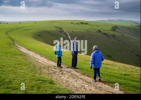 Drei Wanderer auf dem South Downs Way in der Devil's Dike Gegend, West Sussex, England. Stockfoto