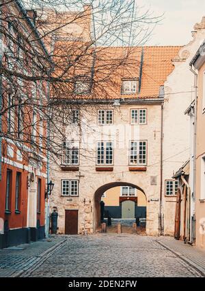 Leere Straße in Riga Altstadt, Lettland Reise Stockfoto