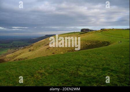 Blick nach Osten auf South Downs Way in Richtung Devil's Dyke Pub in weichem, winterlichen Sonnenlicht, West Sussex, England. Stockfoto