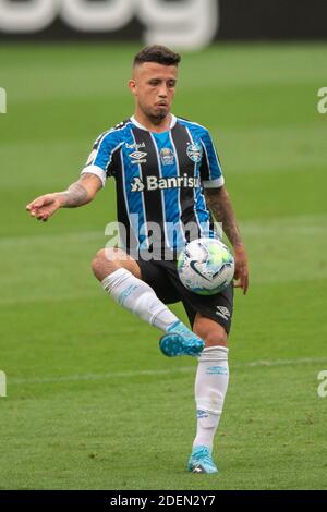 30. November 2020; Arena de Gremio, Porto Alegre, Brasilien; Brasilianische Serie A, Gremio gegen Goias; Matheus Henrique von Gremio bringt einen hohen Pass hinunter Stockfoto