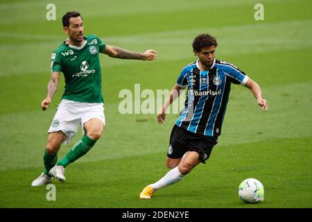 30. November 2020; Arena de Gremio, Porto Alegre, Brasilien; Brasilianische Serie A, Gremio gegen Goias; Victor Ferraz von Gremio wendet sich von Ariel Cabral von Goias ab Stockfoto