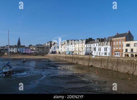 ILFRACOMBE, DEVON - NOVEMBER 29 2020: Häuser, Geschäfte und Boote am Kai, Gezeiten aus. Stockfoto