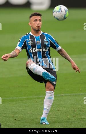 30. November 2020; Arena de Gremio, Porto Alegre, Brasilien; Brasilianische Serie A, Gremio gegen Goias; Matheus Henrique von Gremio bringt einen hohen Pass hinunter Stockfoto