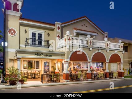 Abby's on Miami Restaurant in der Nacht auf Miami Avenue in Downtown Venice Florida in den Vereinigten Staaten Stockfoto