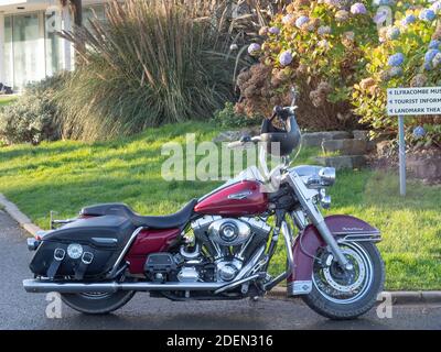 ILFRACOMBE, DEVON, ENGLAND - NOVEMBER 29 2020: Harley Davidson Motorrad in der Nähe des Parkplatzes geparkt. Screamin Eagle. Stockfoto