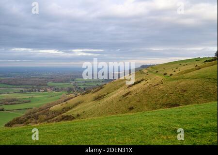 Blick nach Norden und Osten vom Devil's Dike Bereich der South Downs in weichem, November Licht, West Sussex, England. Stockfoto