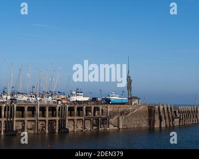 ILFRACOMBE, DEVON, ENGLAND - NOVEMBER 29 2020: Eingang zum Hafen von Ilfracombe mit der Skulptur 'Verity' von Damien Hirst. Stockfoto