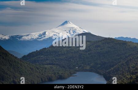 Vulkan Villarrica aus dem Huerquehue Nationalpark in Chile mit dem Wunderschöne Tinquilco Lagune Stockfoto