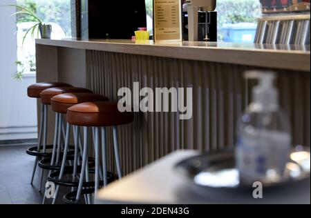 Berlin, Deutschland. November 2020. Im Eingangsbereich des Fitnessstudios FHC befinden sich Hocker an der Theke. Im Vordergrund ein Desinfektionsmittelspender. Quelle: Kira Hofmann/dpa-Zentralbild/ZB/dpa/Alamy Live News Stockfoto