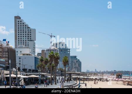 Viele hohe Skylines und Luxushotels entlang von Tel Aviv Strand in Israel Stockfoto