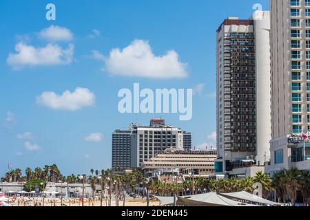 Viele hohe Skylines und Luxushotels entlang von Tel Aviv Strand in Israel Stockfoto