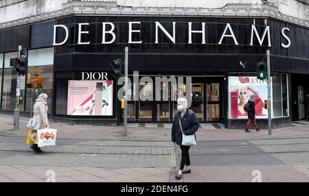 Die Leute laufen an Debenhams auf der Market Street in Manchester vorbei. Die Administratoren haben sich "mit Bedacht" dazu entschlossen, die Betriebsabläufe zu schließen und gleichzeitig weiterhin Angebote für alle oder Teile des Unternehmens zu suchen, nachdem JD Sports bestätigt hatte, dass es aus einem möglichen Rettungsvertrag ausging, was 12,000 Mitarbeiter gefährdet. Stockfoto