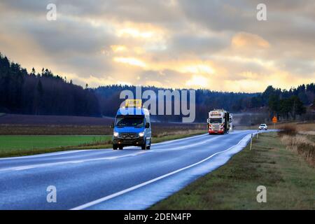 Pilotfahrzeug vor dem Scania R730 LKW von Janhunen, der Metso Nordberg Backenbrecher als außergewöhnliche Last transportiert. Salo, Finnland. 26. November 2020. Stockfoto