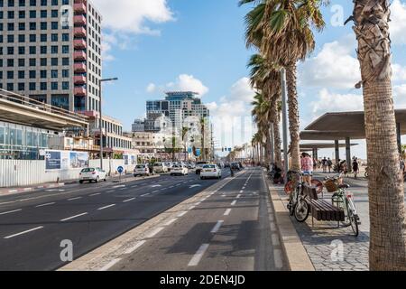 Viele hohe Skylines und Luxushotels entlang von Tel Aviv Strand in Israel Stockfoto