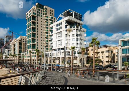 Viele hohe Skylines und Luxushotels entlang von Tel Aviv Strand in Israel Stockfoto