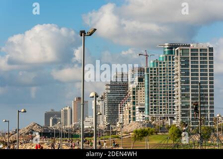 Viele hohe Skylines und Luxushotels am Tel Aviv Strand in der Nähe des Sir Charles Clore Parks in Tel Aviv, Israel Stockfoto