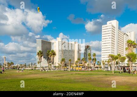 Viele hohe Skylines und Luxushotels am Tel Aviv Strand in der Nähe des Sir Charles Clore Parks in Tel Aviv, Israel Stockfoto