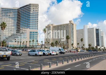 Viele hohe Skylines und Luxushotels am Tel Aviv Strand in der Nähe des Sir Charles Clore Parks in Tel Aviv, Israel Stockfoto